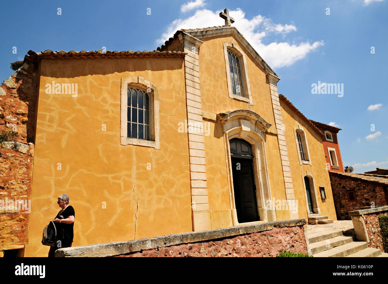 Chiesa di San Michele (Saint Michel) nel villaggio di Roussillon, Vaucluse, Provenza, Francia Foto Stock