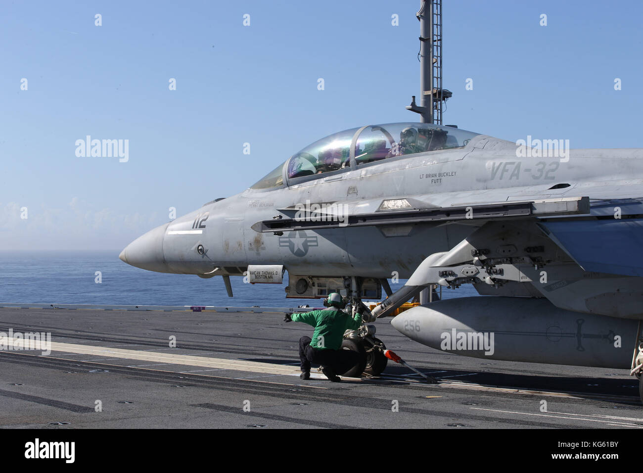 Un F/A-18E Super Hornet, assegnato al 'Swordsmen' di Strike Fighter Squadron (VFA) 32, si prepara a prendere fuori di noi Foto Stock