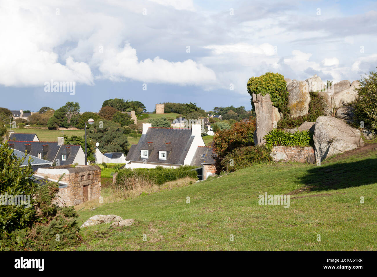 Una vista sulle case di isola di Brehat (Bretagna). Se l'alloggiamento Brehat manca di unità utilizza plentifully un locale di qualità materiale: il granito rosa. Foto Stock