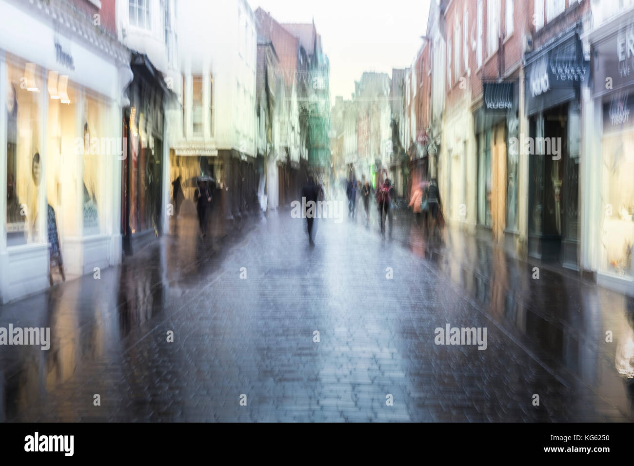 Winchester High Street su un umido del mattino internazionale con la sfocatura della fotocamera Foto Stock