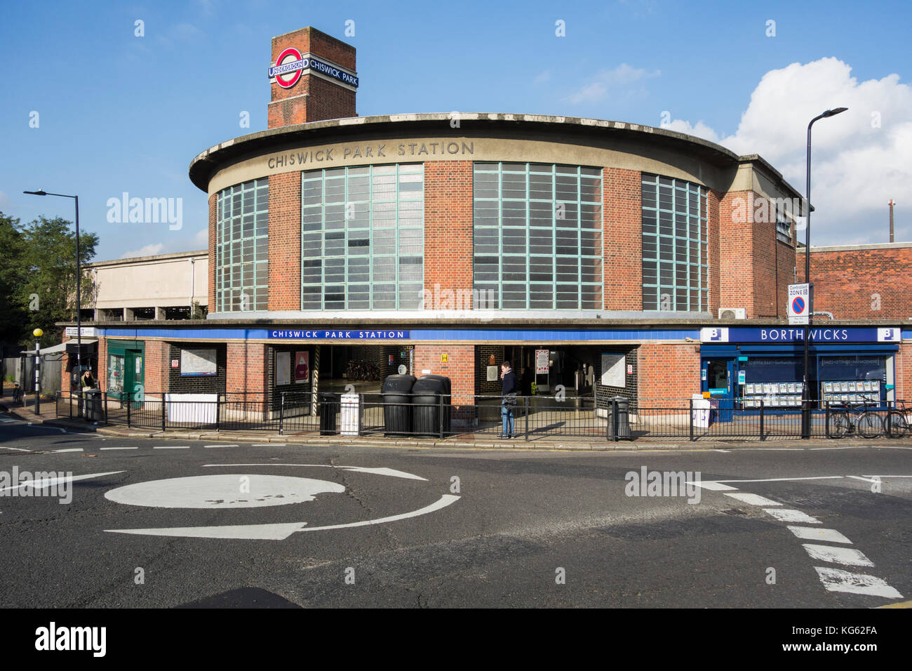 Esterno della stazione Chiswick Park di Charles Holden, Chiswick, Londra occidentale, Inghilterra, Regno Unito. Foto Stock