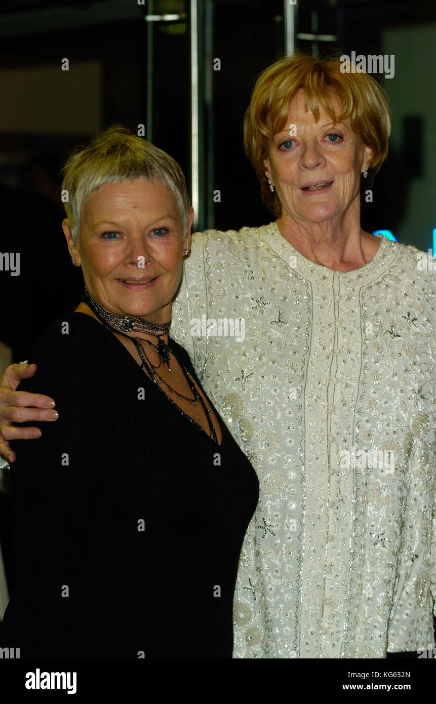 Dame Judi Dench, Dame Maggie Smith frequentare un London red carpet premiere del film 2004 Londra Inghilterra REGNO UNITO Foto Stock