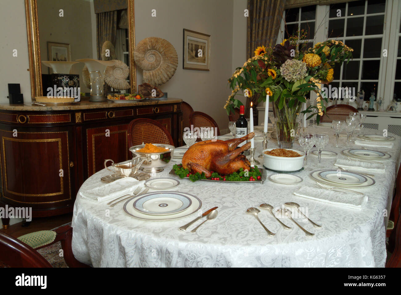 Ringraziamento famiglia a tavola con la Turchia e la torta di zucca in Londra, Regno Unito, Inghilterra Foto Stock