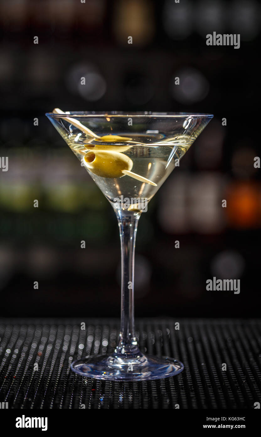 Close up di martini cocktail con olive verdi Foto Stock