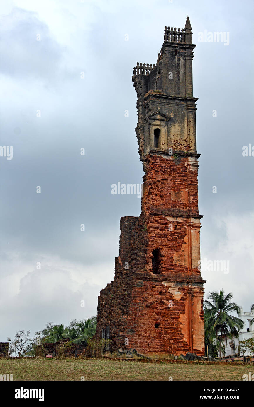 Rovine di 46 metri di un alto campanile della chiesa di sant'Agostino nella vecchia Goa, India. costruita dai frati agostiniani e abbandonato nel 1835 Foto Stock