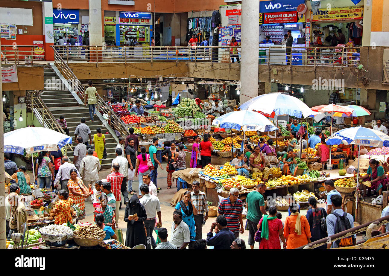 Clienti e venditori commerciano frutta e verdura al mercato quotidiano di Panjim, Goa, India. Per uso editoriale Foto Stock