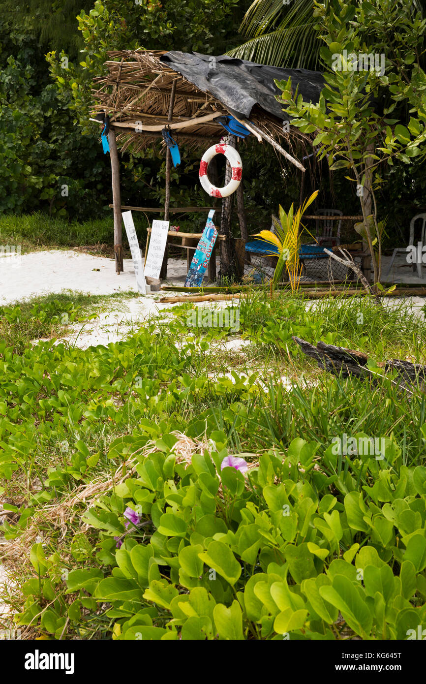 Delle Seychelles, Praslin, Anse Volbert, capanna sulla spiaggia vendita di gite ed escursioni Foto Stock