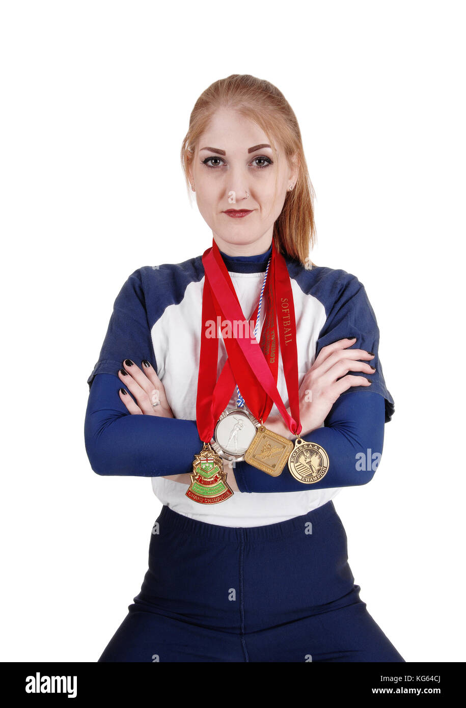 Una giovane donna atletica seduto con le braccia incrociate e la sua 4 medaglie intorno al suo collo, cercando orgogliosi, isolato per sfondo bianco Foto Stock
