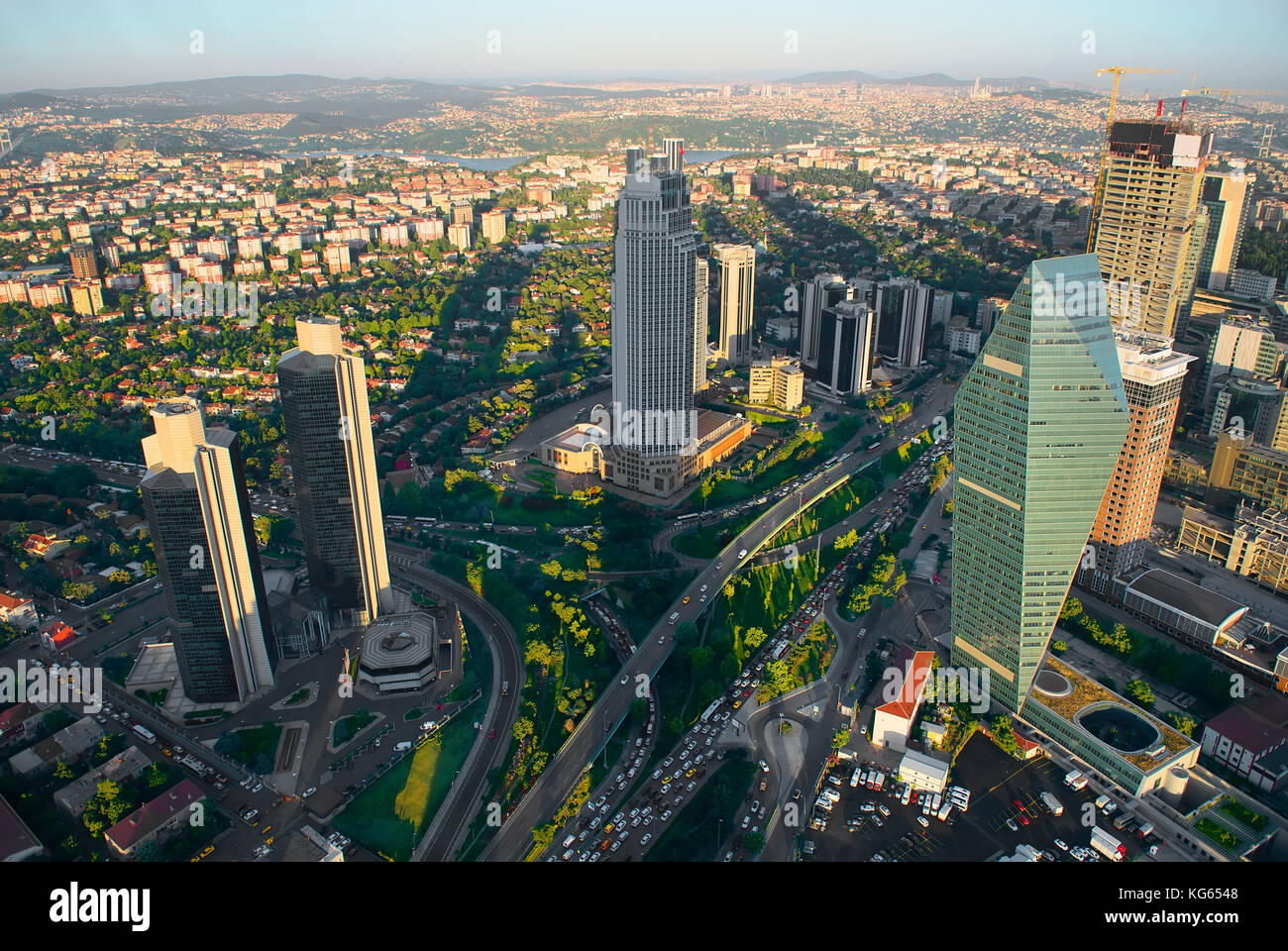 Notte antenna vista panoramica di business istanbul, Turchia Foto Stock