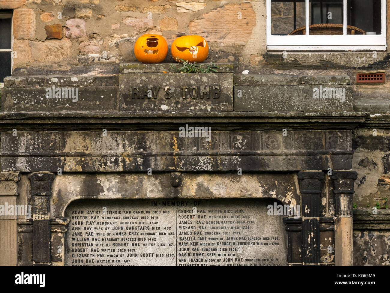 Zucche in cima al mausoleo nel cimitero di Greyfriar, Edimburgo, Scozia, Regno Unito Foto Stock