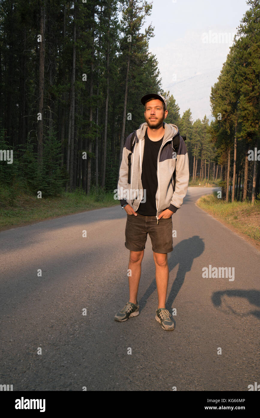 Giovane uomo in mattina presto luce durante il Sunrise in Banff Nationa Foto Stock