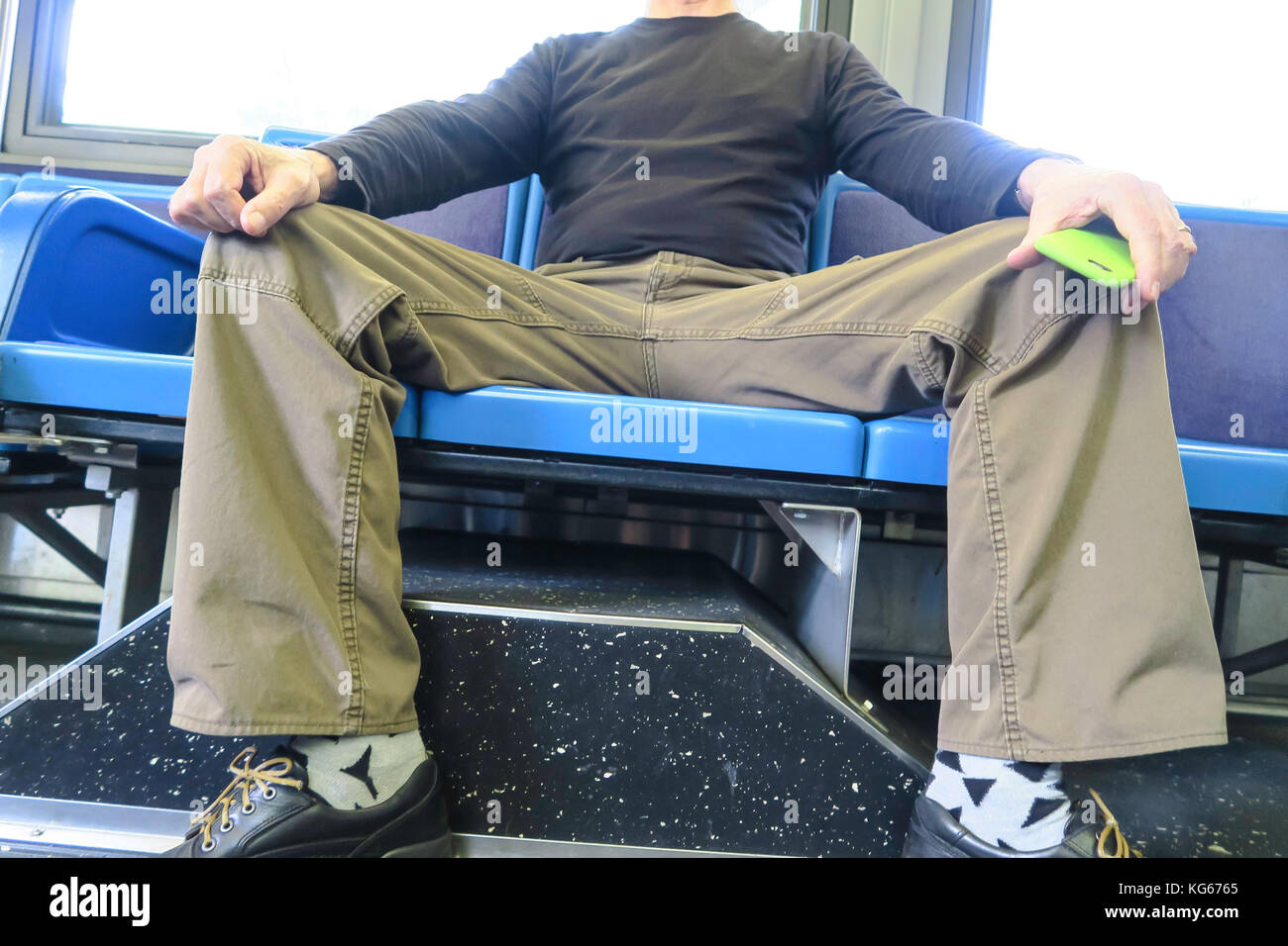 L'uomo la truciolatura di più di una sede (l'uomo) spalmatura su New York City Bus, NYC, STATI UNITI D'AMERICA Foto Stock