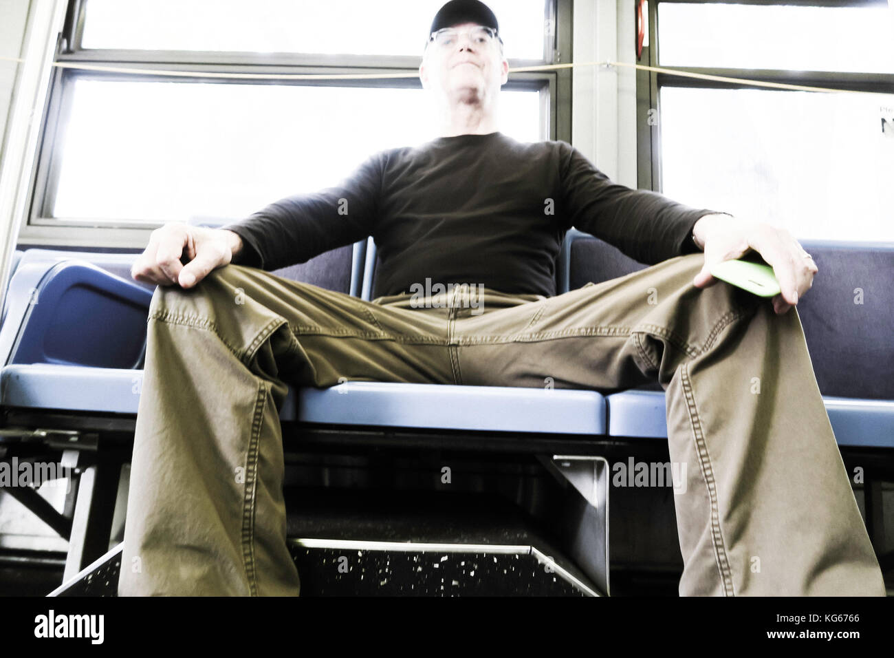 L'uomo la truciolatura di più di una sede (l'uomo) spalmatura su New York City Bus, NYC, STATI UNITI D'AMERICA Foto Stock