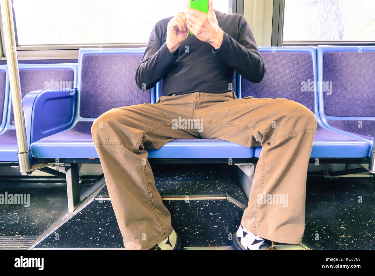 L'uomo la truciolatura di più di una sede (l'uomo) spalmatura su New York City Bus, NYC, STATI UNITI D'AMERICA Foto Stock