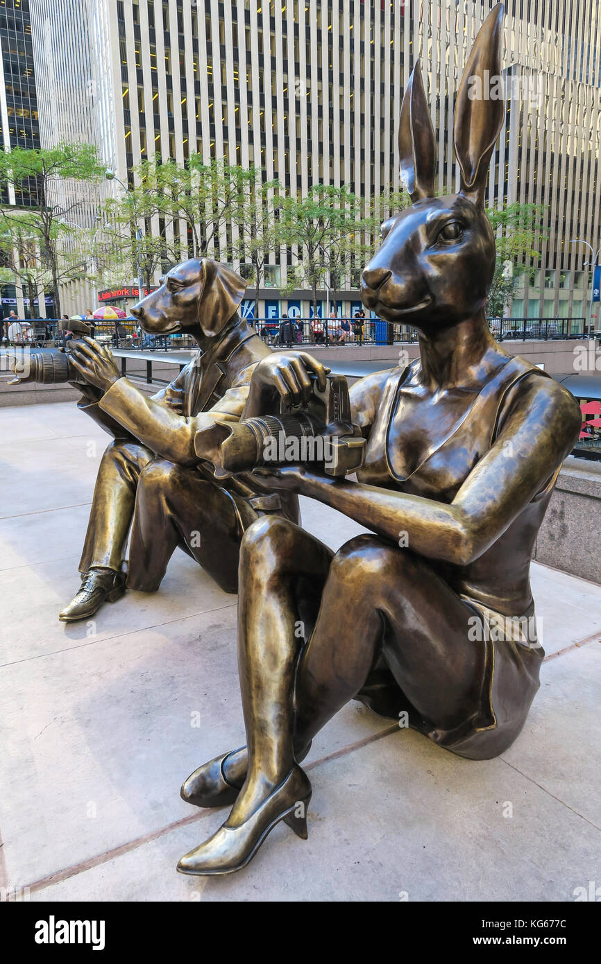 Paparazzi Dogman e Paparazzi Rabbitgirl sculture in 1221 Avenue of the Americas, NYC, USA Foto Stock