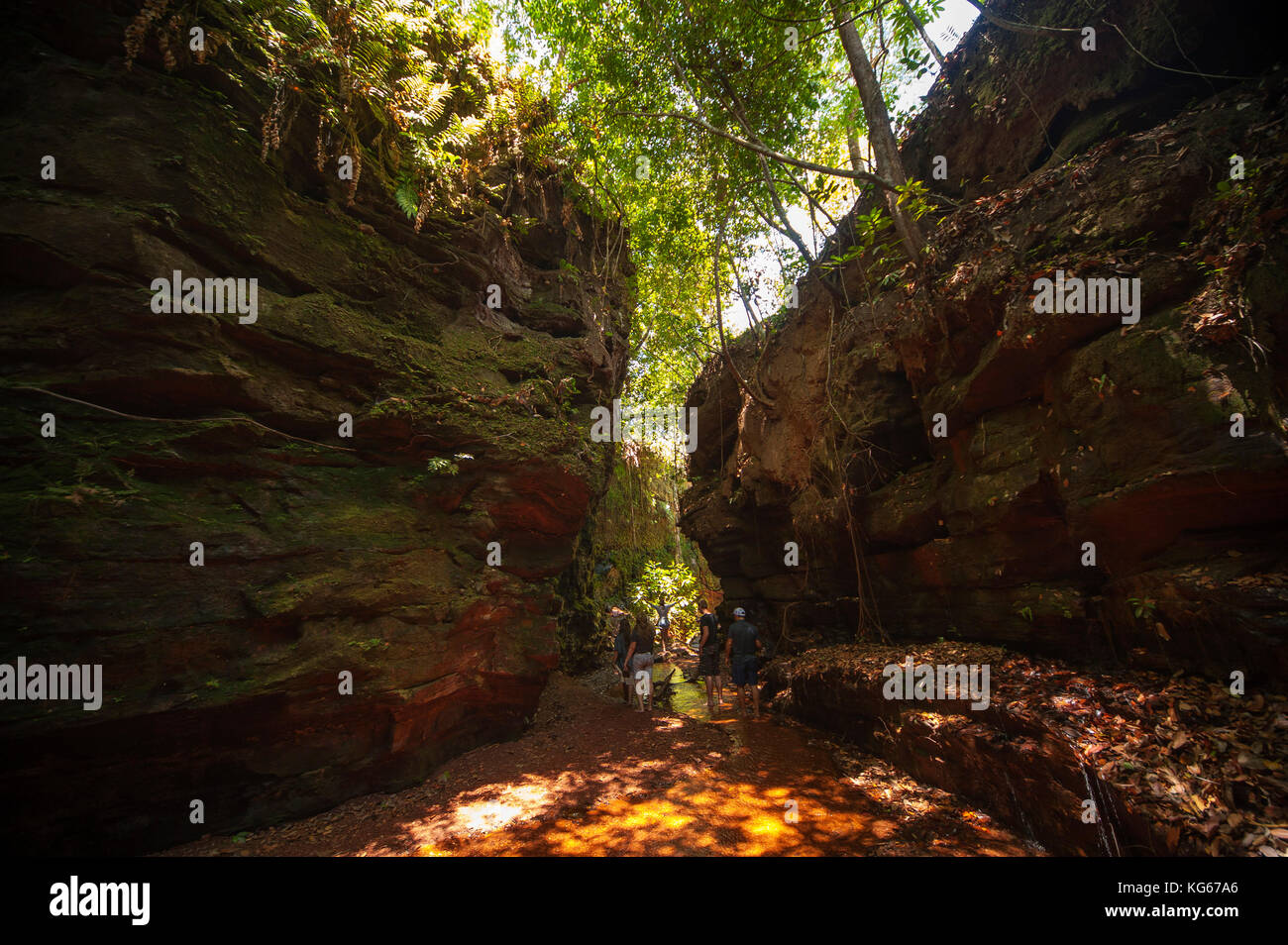 I turisti che visitano Sussuapara grotta nel Jalapão National Park, Tocantins station wagon, Brasile Foto Stock