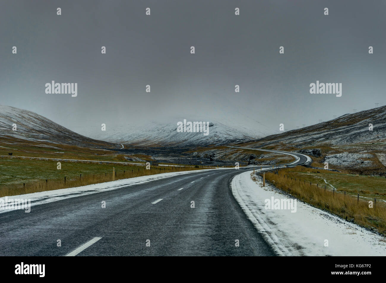 Strada vuota durante l inverno in montagna. Paesaggio Di Natale Foto Stock