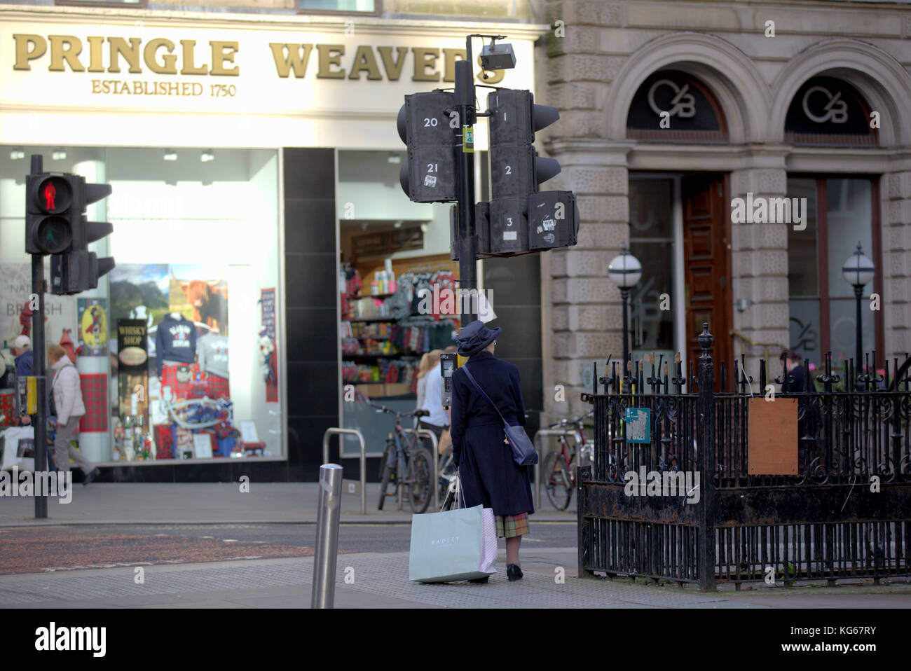Ricca old Lady tourist shopping con borse di Buchanan Street visto da dietro Buchanan Street, Glasgow, Regno Unito Foto Stock