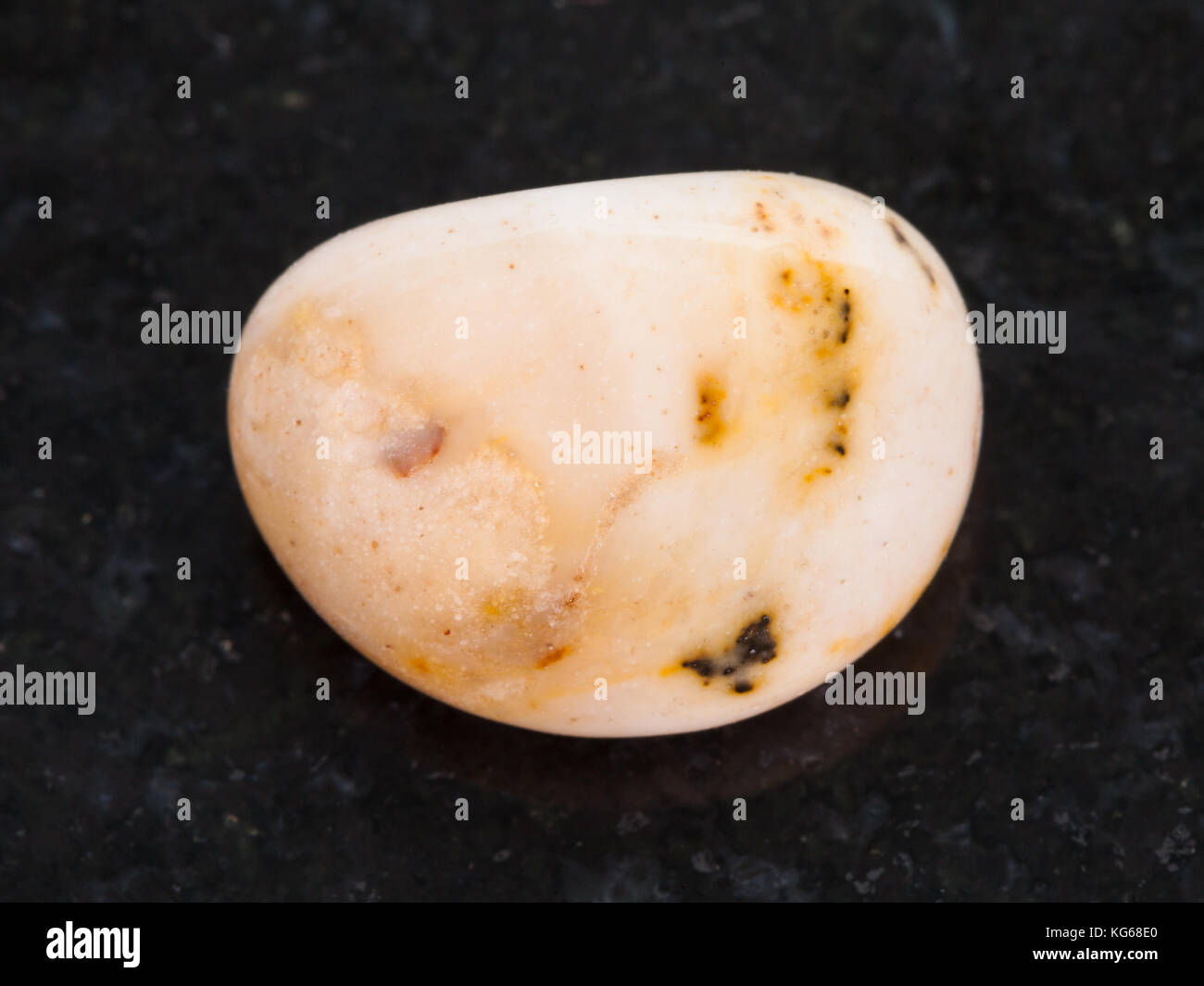 Le riprese in modalità macro di minerale naturale campione di roccia - lucidato immagine jasper gem sulla pietra di granito scuro sfondo dalla Cina Foto Stock