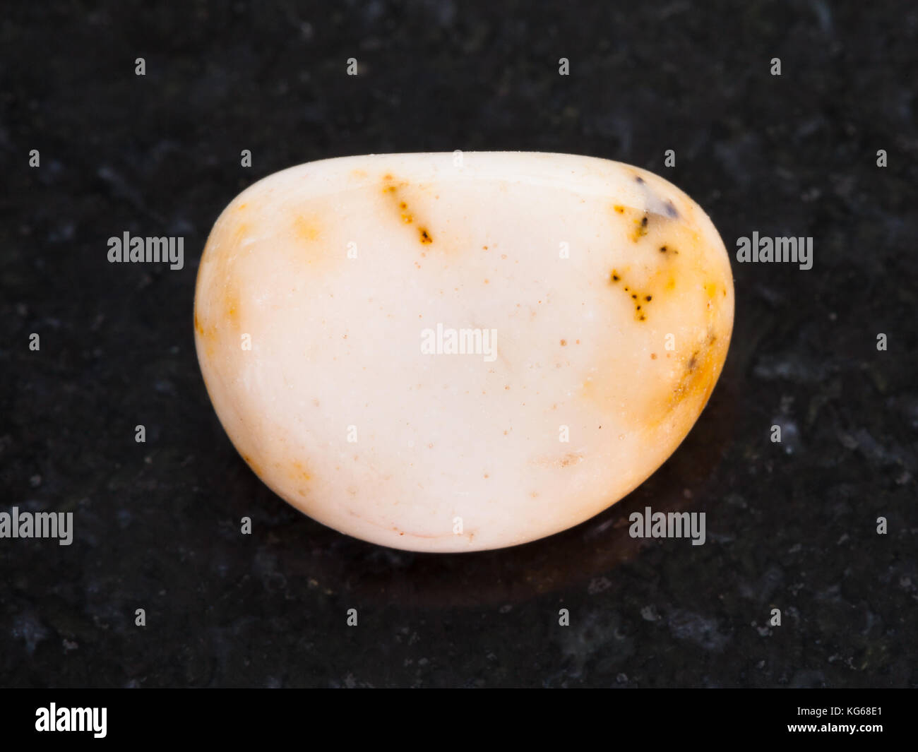 Le riprese in modalità macro di minerale naturale campione di roccia - burattati picture jasper gemma sul granito scuro sfondo dalla Cina Foto Stock