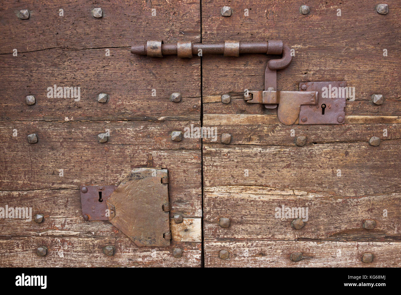 Un vecchio e rustico chiavistello della porta su una porta di