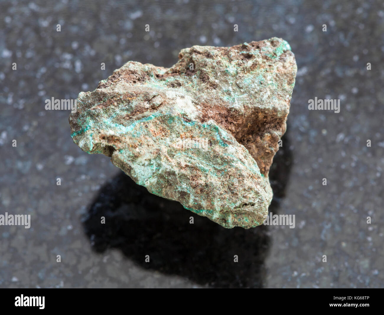 Le riprese in modalità macro di minerale naturale campione di roccia - materie malachite (minerale di rame) pietra in granito scuro dello sfondo Foto Stock