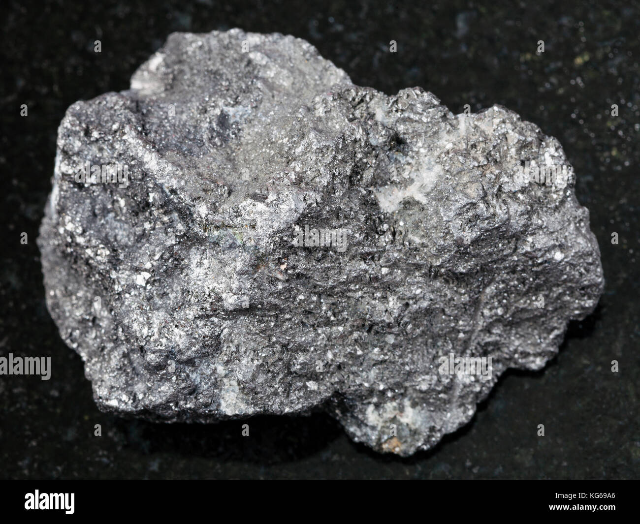 Le riprese in modalità macro di minerale naturale campione di roccia - materie grafite sulla pietra di granito scuro lo sfondo da bogotol regione orientale di sayan montagne, Russia Foto Stock
