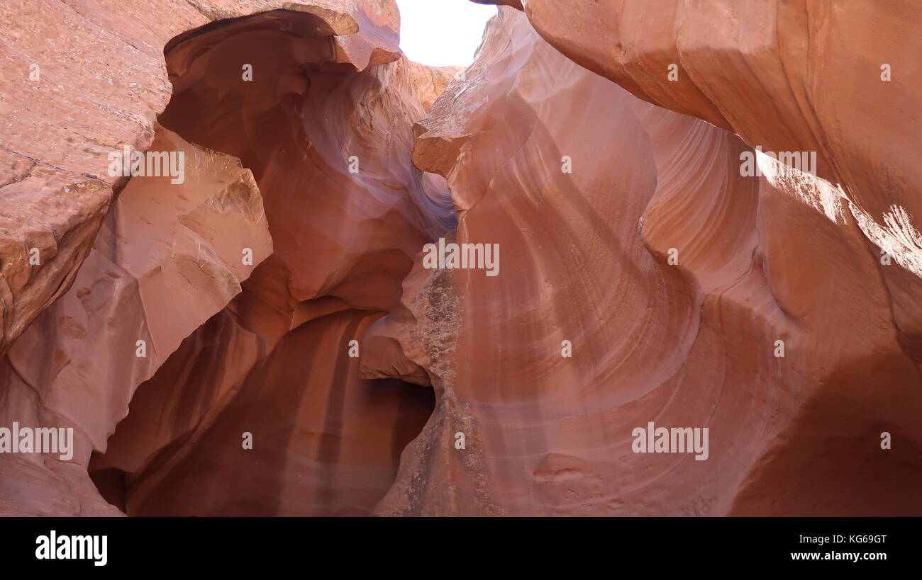 Antelope Canyon nella pagina (Arizona, USA). Nella foto è possibile contemplare come l'acqua ha creato le onde attraverso il canyon con l aiuto della sabbia. Foto Stock