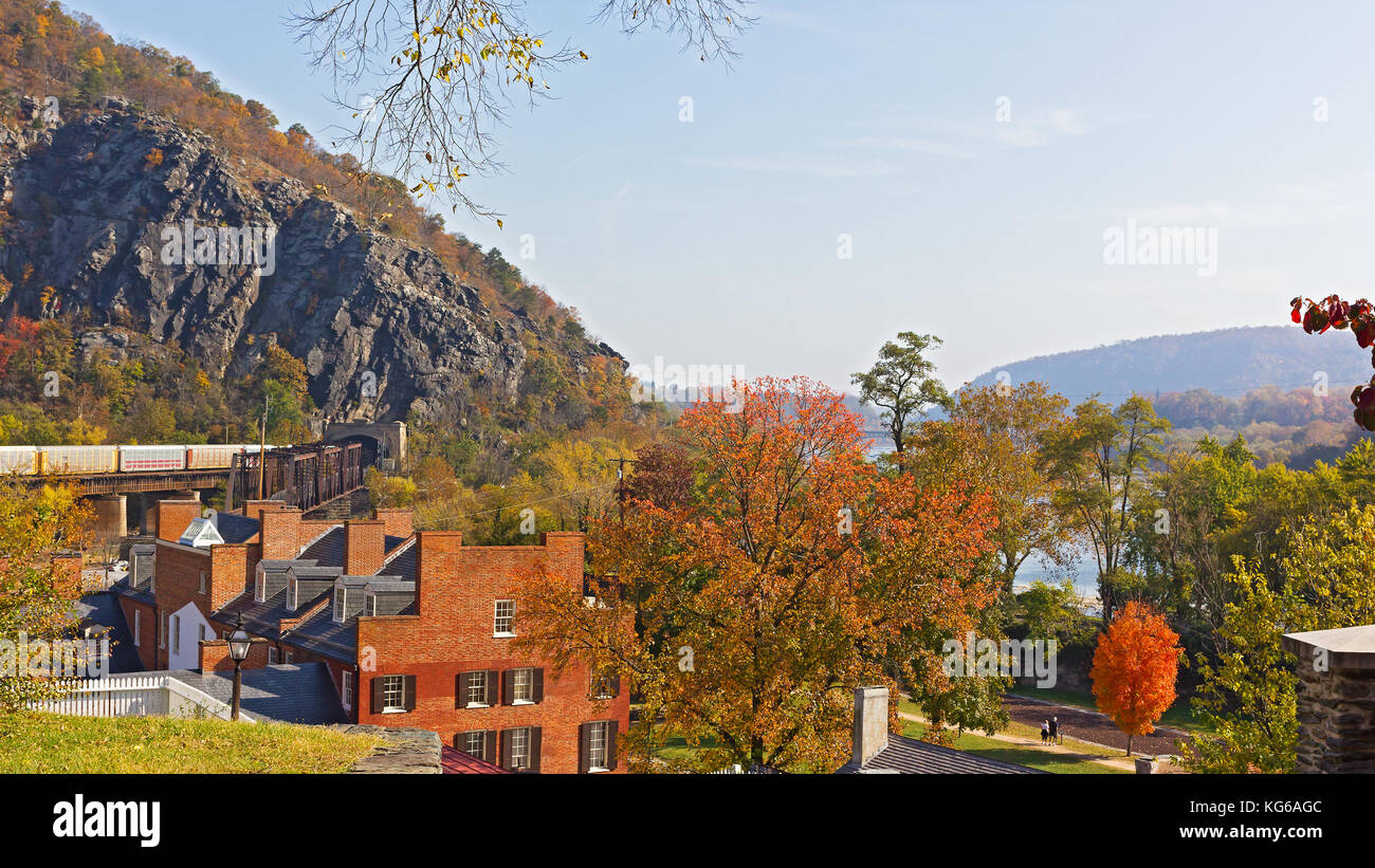 Paesaggio autunnale di harpers Ferry città storica in West Virginia, USA. €€¬una vista sul fiume shenandoah, tunnel ferroviario e la cresta delle montagne. Foto Stock