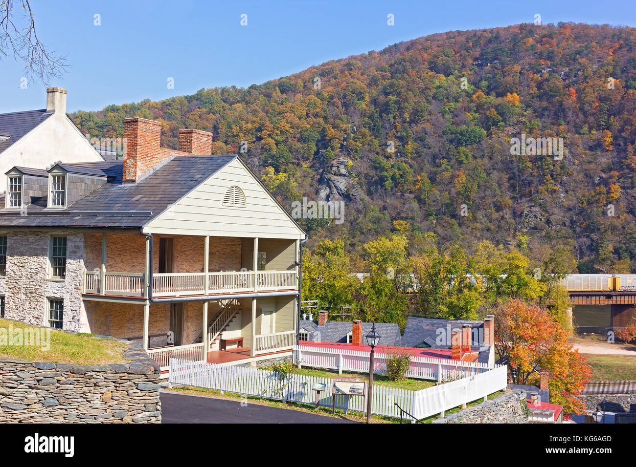 Edificio storico circondato dal paesaggio autunnale in harpers Ferry, West Virginia, USA. città è una parte del National Historic Park popolare per la Scenic fiumi Foto Stock