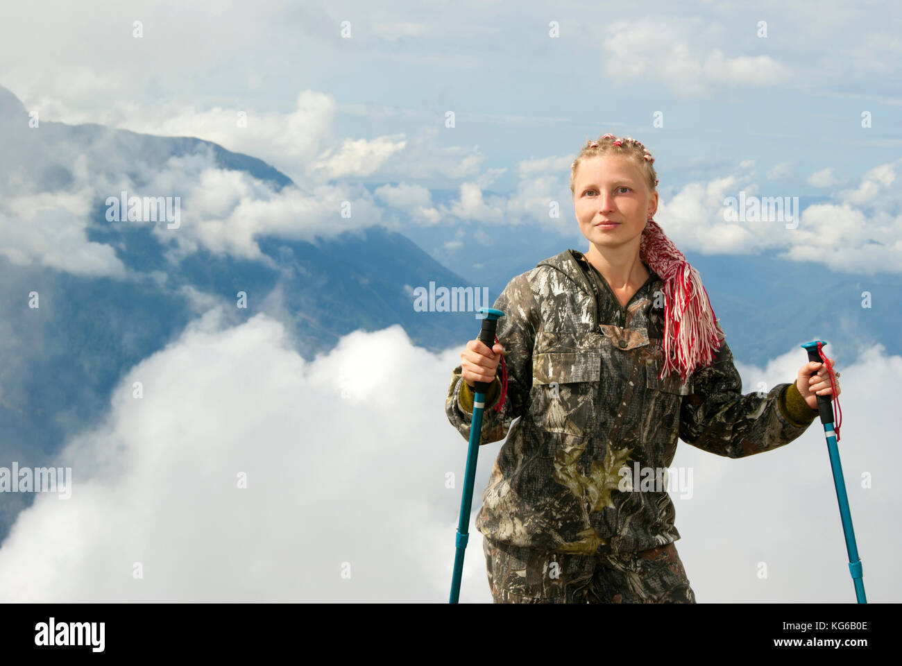 Escursionista donna sullo sfondo di un paesaggio delle highland e nuvole Foto Stock