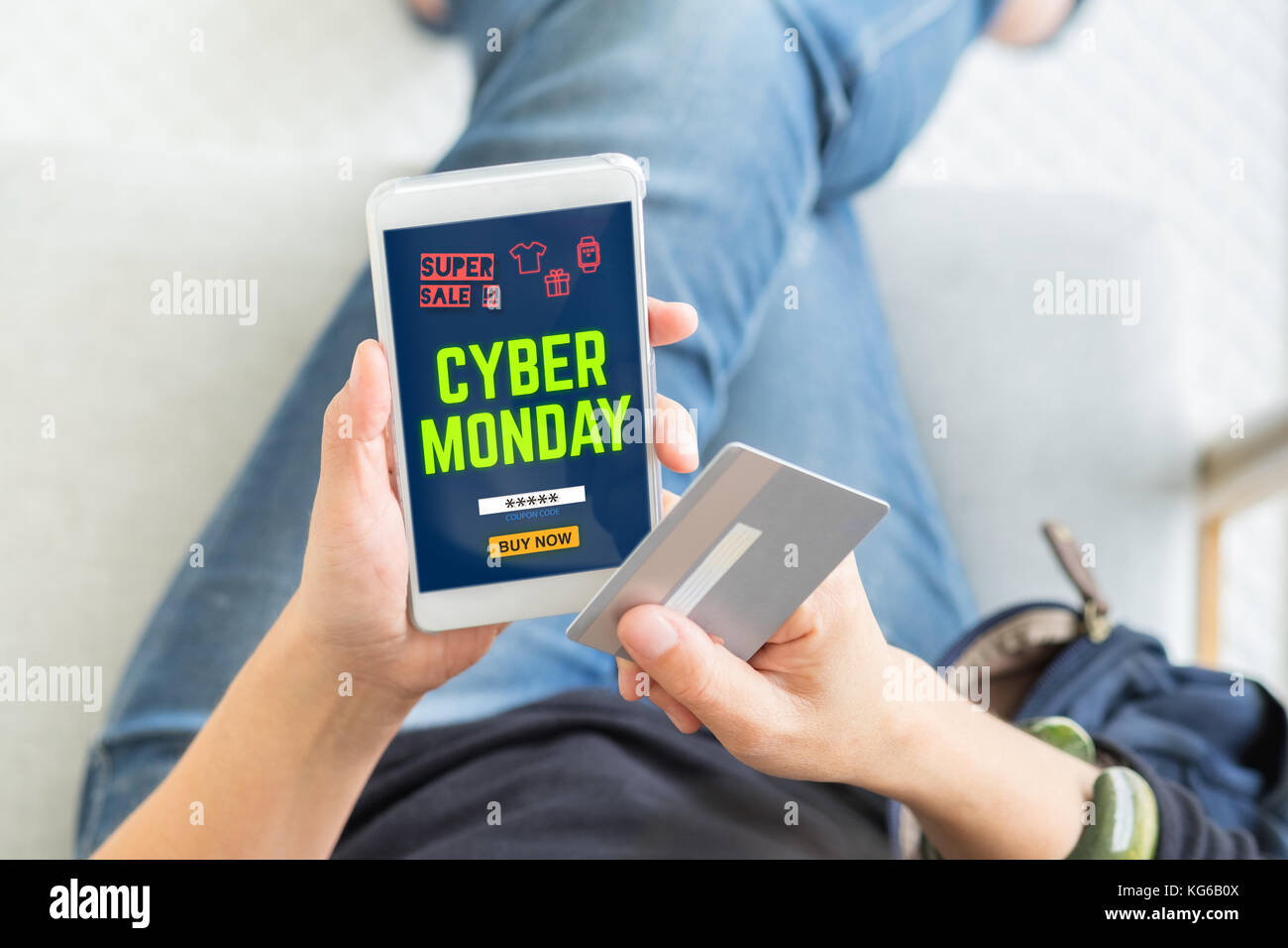 Cyber lunedì vendita utilizzando la carta di credito per acquistare con il codice promo,vista superiore vicino a mano donna shopping online con mobile app,digital concetto di commercializzazione. Foto Stock