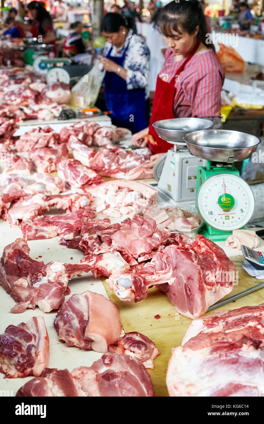 Lijiang, Yunnan, Cina - 27 Settembre 2017: le donne a vendere carni fresche presso il locale mercato di carne. Foto Stock
