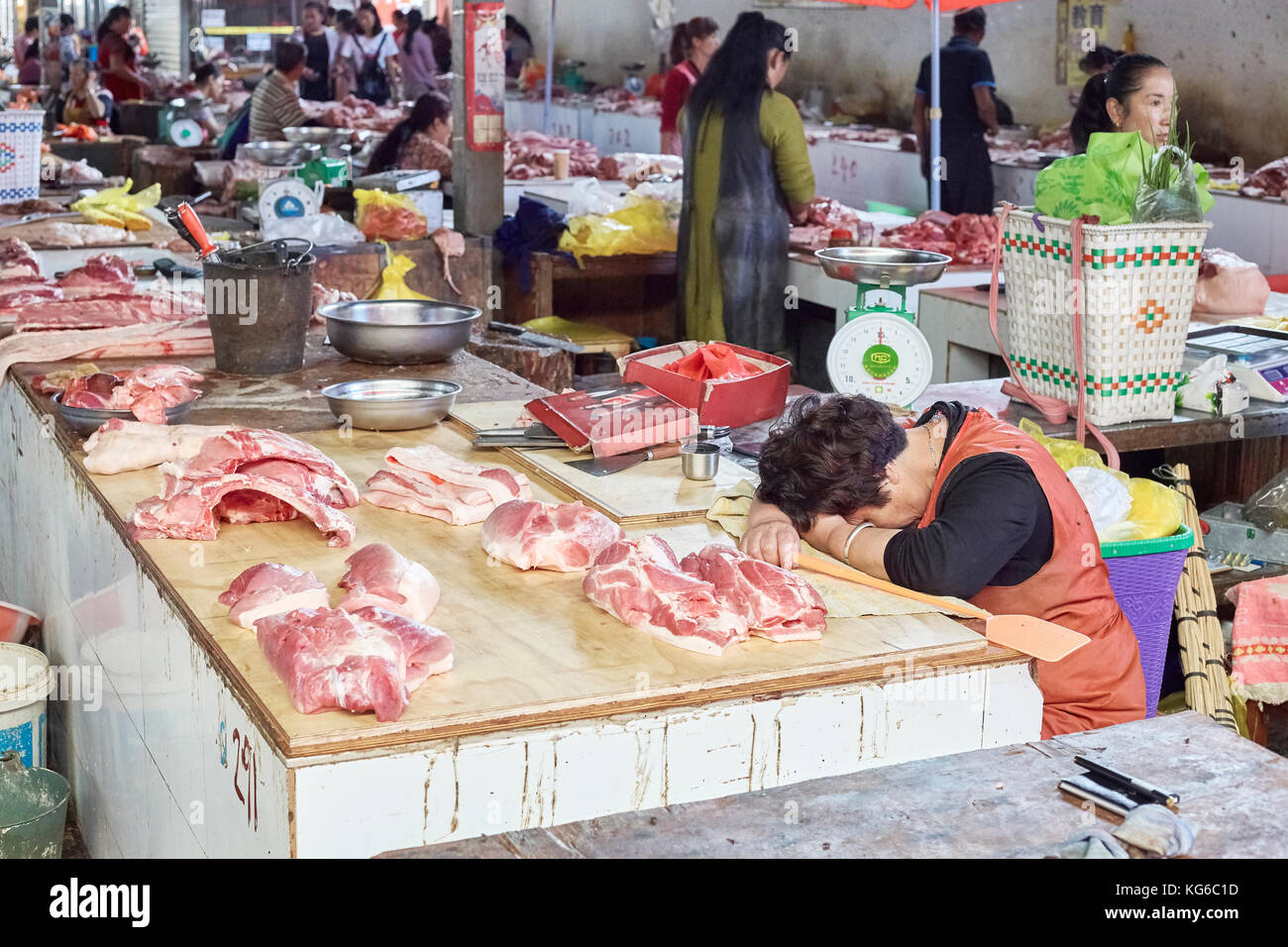 Lijiang, Yunnan, Cina - 27 Settembre 2017: fornitore di appoggio al mercato locale. La Cina consuma circa il 28% di tutto il mondo di carne, metà si tratta di carne di maiale. Foto Stock