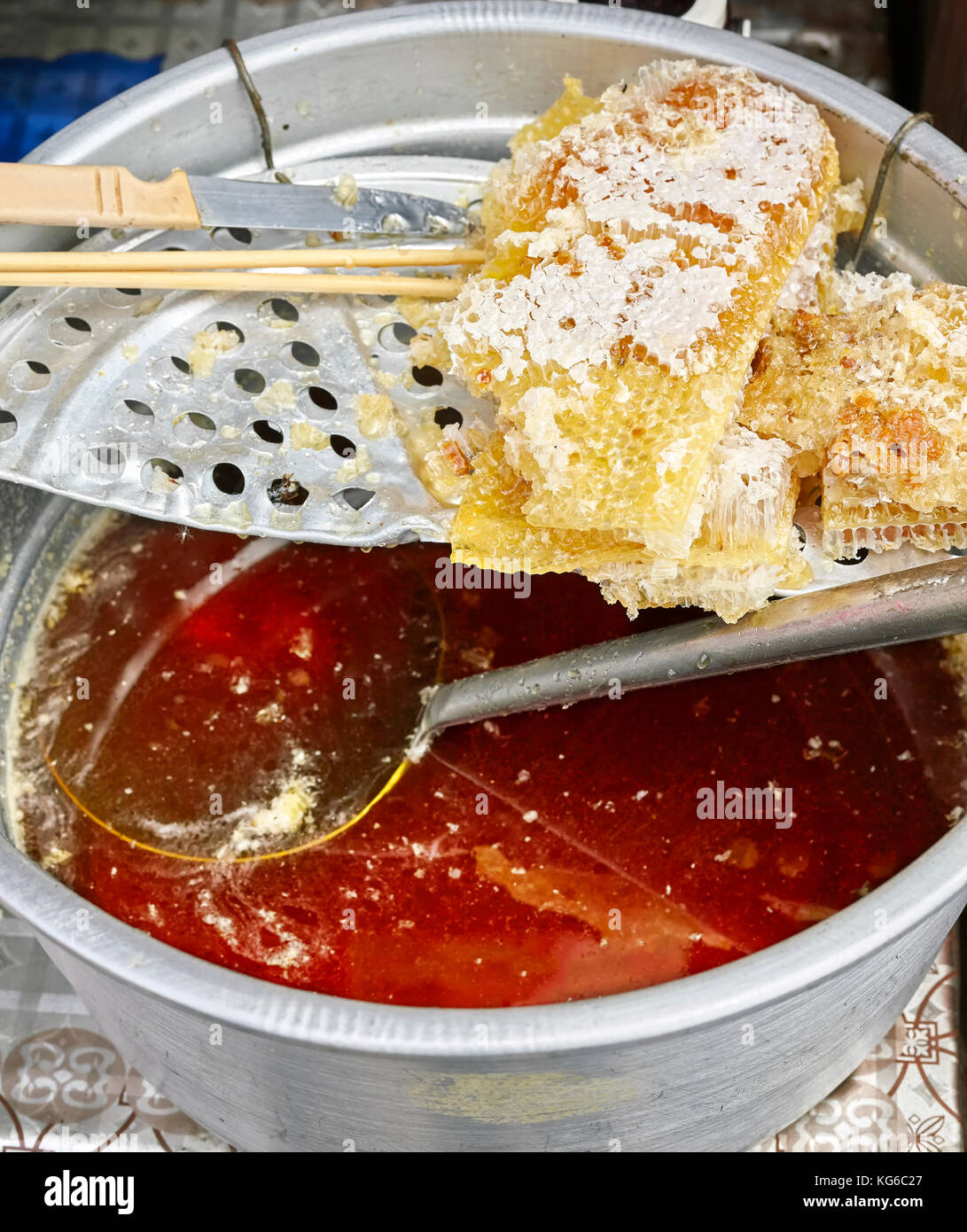 Fresco e naturale nido venduti a un mercato locale, il fuoco selettivo. Foto Stock