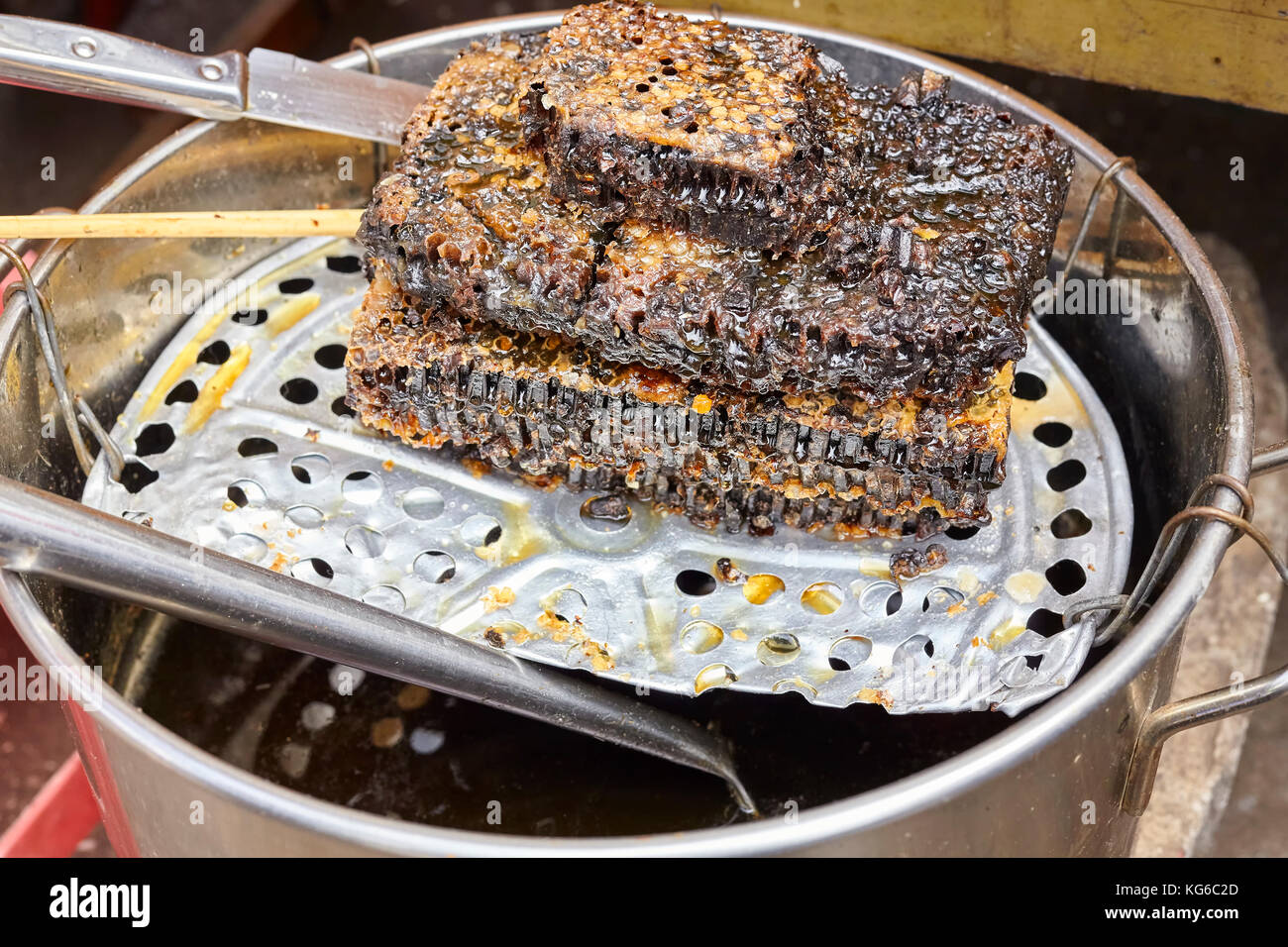 Fresco e naturale nido venduti a un mercato locale, il fuoco selettivo. Foto Stock