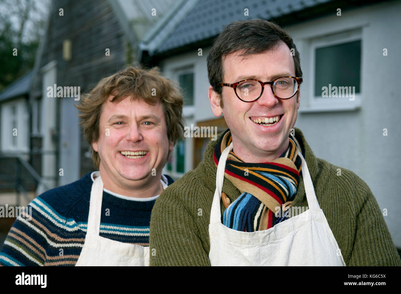 Chef Tim Maddams (sciarpa & vetri)) e business partner Robin Rea fuori Stockland village hall. Foto Stock