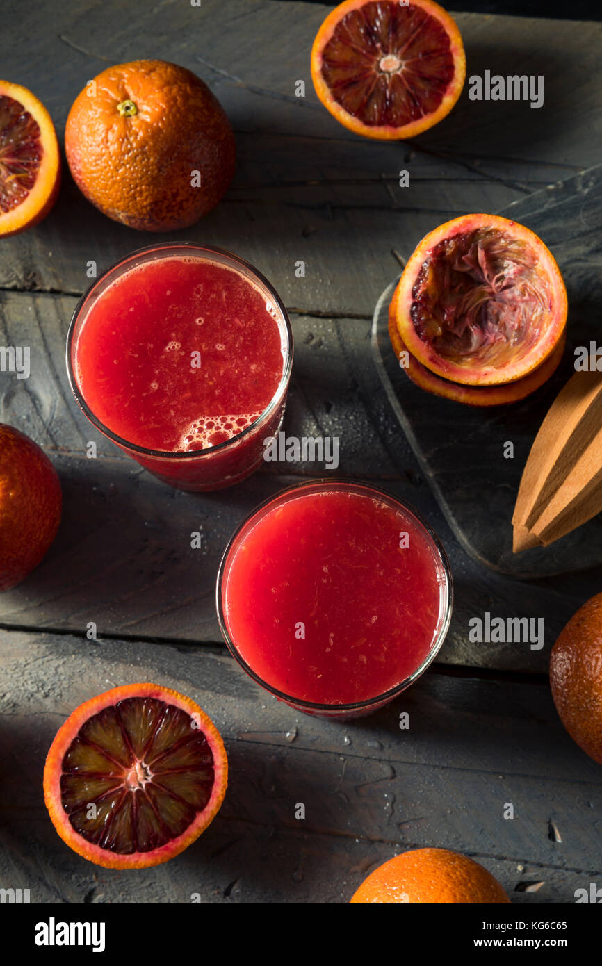 Materie spremuta fresca d'arancia rossa pronta da bere Foto Stock