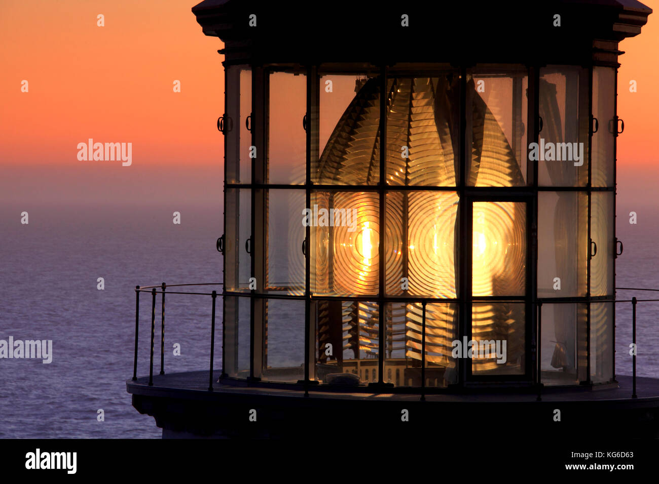 Foto di heceta Head Lighthouse, vista ravvicinata della lente di fresnel e camera di luce con lightkeeper lookout piattaforma gallery Foto Stock