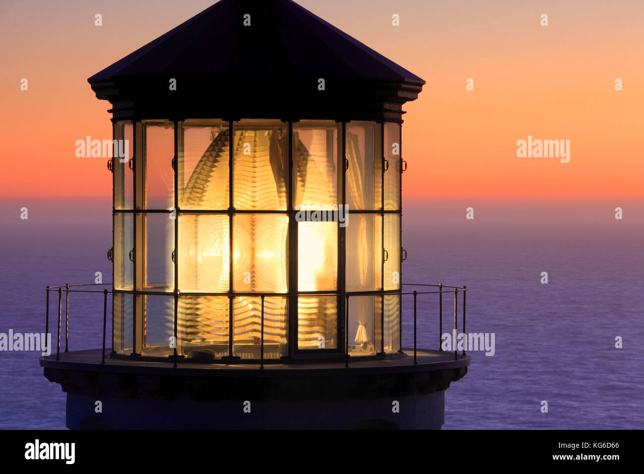 Foto di heceta Head Lighthouse, vista ravvicinata della lente di fresnel e camera di luce con lightkeeper lookout piattaforma gallery Foto Stock