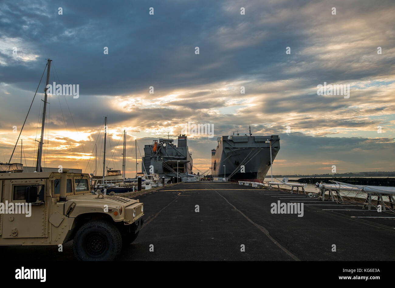 Cape Wrath (sinistra), un 697-piedi nave da carico di proprietà del Dipartimento dei trasporti è di scena presso il porto di Baltimora per utilizzare durante un porto operatio Foto Stock