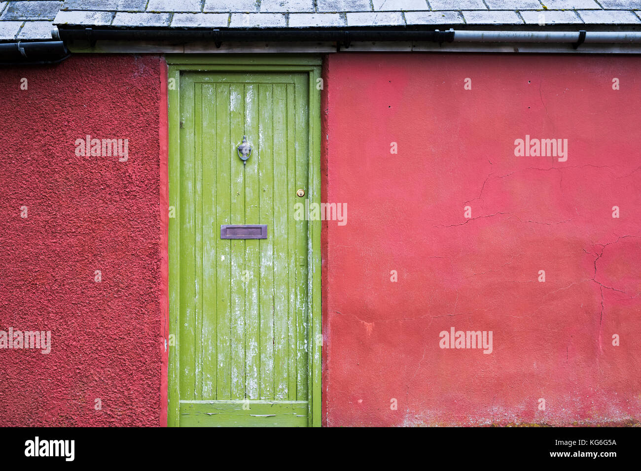 Il verde porta in legno rosso e cottage in Wanlockhead, Scotlands villaggio più alto. Dumfries and Galloway, Scottish Borders, Scozia Foto Stock