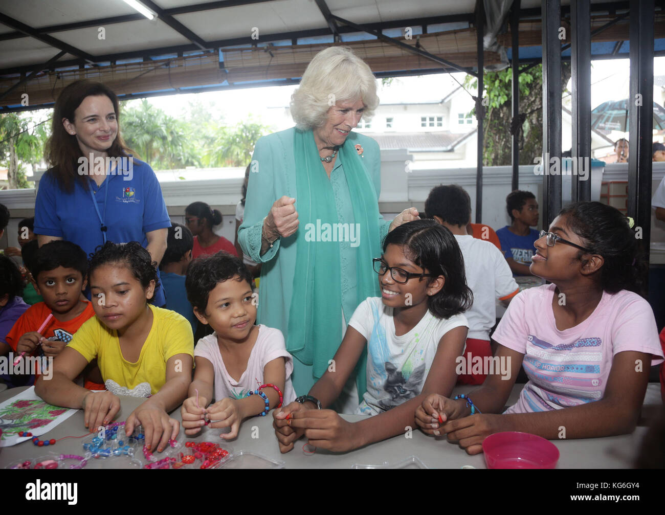 La Duchessa della Cornovaglia incontra i residenti al Lighthouse Children's Welfare Center, durante una visita al Lost Food Project - la prima banca alimentare professionale in Malesia, che rivendica cibo in eccesso di alta qualità da supermercati e produttori, Smistarli e distribuirli ad un'ampia varietà di enti di beneficenza su base non discriminatoria - a Kuala Lumpur, Malesia. La Casa di benessere per bambini Lighthouse ospita 60 bambini svantaggiati, di età compresa tra 1 e 18 anni. Foto Stock