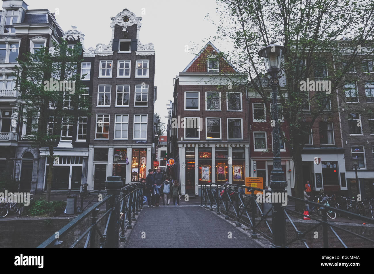Bellissimi canali di Amsterdam con tipiche case nel quartiere a luci rosse di Amsterdam Olanda Luglio 2017 Foto Stock