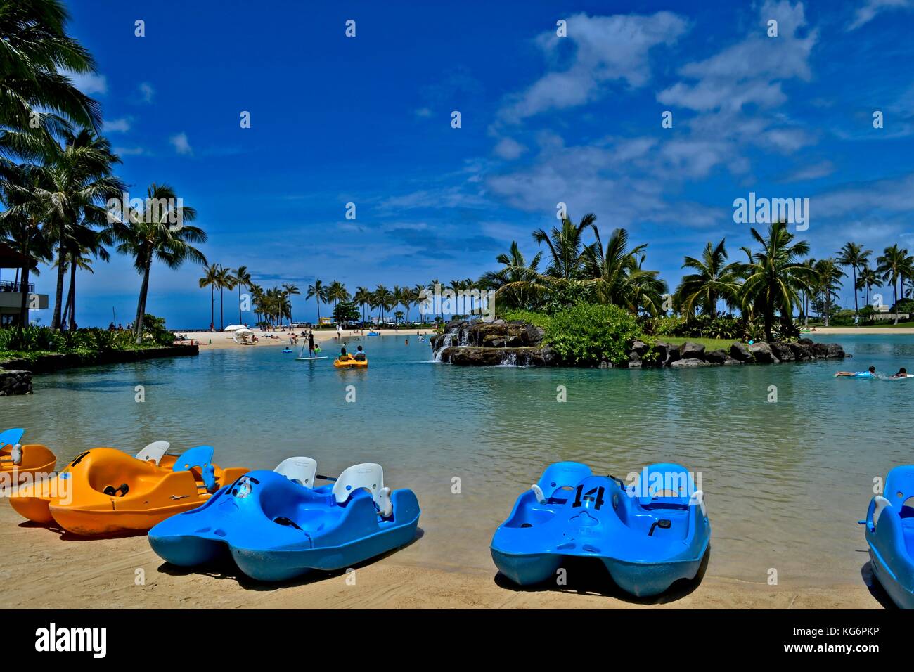 Waikiki, HI, Stati Uniti d'America - 5 Luglio 2015: barche a pedali sulla spiaggia della Laguna di Duke Kahanamoku all'Hilton Hawaiian Village. La Laguna è molto popolare. Foto Stock