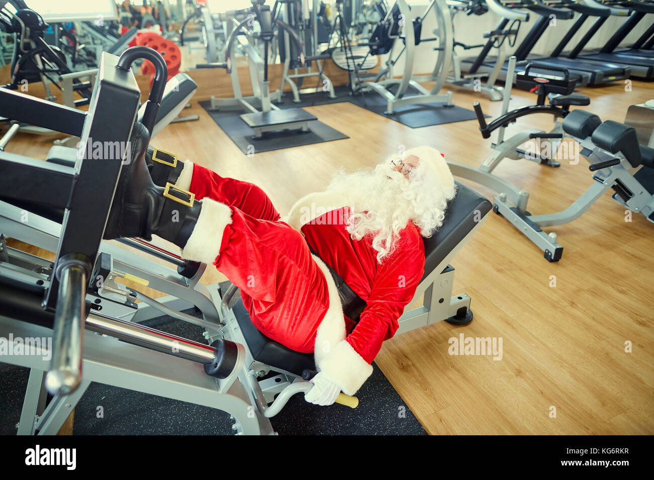 Immagini Babbo Natale In Palestra.Babbo Natale Con Manubri In Palestra Per Il Natale Foto Stock Alamy