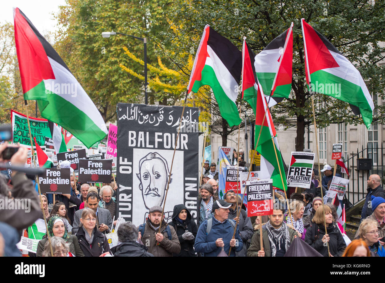 I manifestanti prendono parte alla marcia "Giustizia ora: Fate bene per la Palestina", organizzata dalla Campagna di solidarietà per la Palestina, nel centro di Londra. Foto Stock