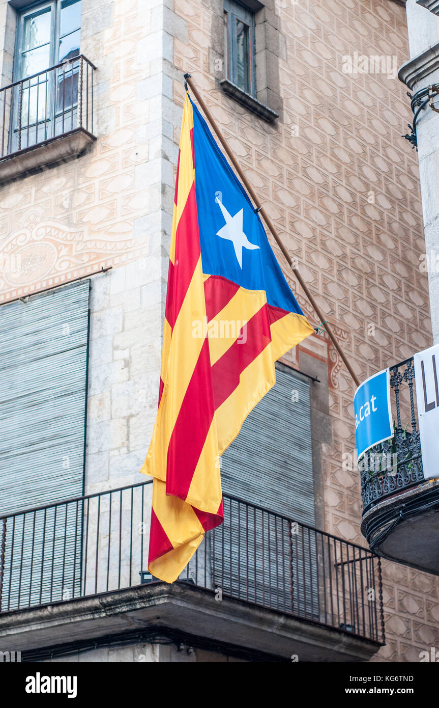 Indipendenti bandiera catalana, estelada, su una facciata, Girona, Cataloinia Foto Stock