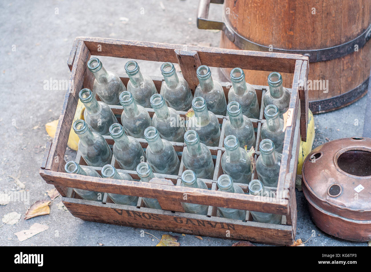 Scatola di legno con vuoto in vetro antico bottiglie di bevande a vendere in un mercato di strada Foto Stock
