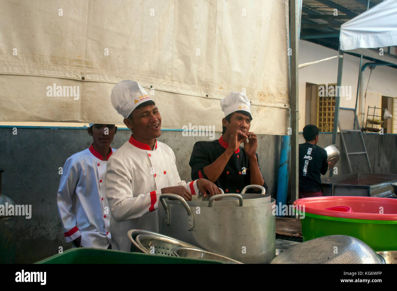 Un gruppo di chef sono la preparazione di cibi per un banchetto sulla ko pech isola in Phnom Penh Cambogia. Foto Stock